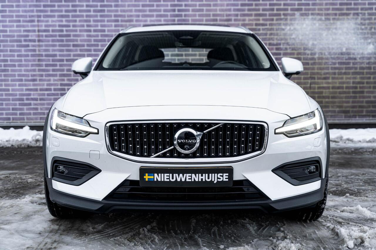 Volvo V60 CROSS COUNTRY B5 AWD Ultimate | Bowers & Wilkins audio | Voorstoelen met massagefunctie | 20" | Stoel-/Stuurverwarming | Trekhaak | Gelamineerd glas | 360 Camera | Standkachel | Keyless Entry | Dodehoekdetectie | Google | Volvo On Call | Carplay |