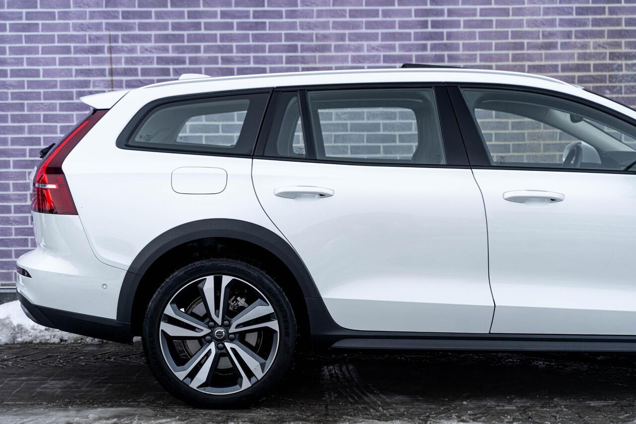 Volvo V60 CROSS COUNTRY 2.0 B5 AWD Ultimate | Bowers & Wilkins audio | Voorstoelen met massagefunctie | 20" | Stoel-/Stuurverwarming | Trekhaak | Gelamineerd glas | 360 Camera | Standkachel | Keyless Entry | Dodehoekdetectie | Google | Volvo On Call | Carplay |