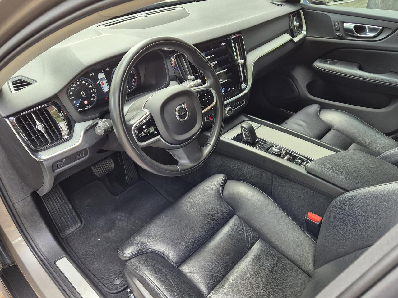 Volvo V60 CROSS COUNTRY 2.0 B5 AWD Pro AUTOMAAT | Afn. Trekhaak | Panodak | Adapt. Cruise Control | LM Velgen | Climate Control