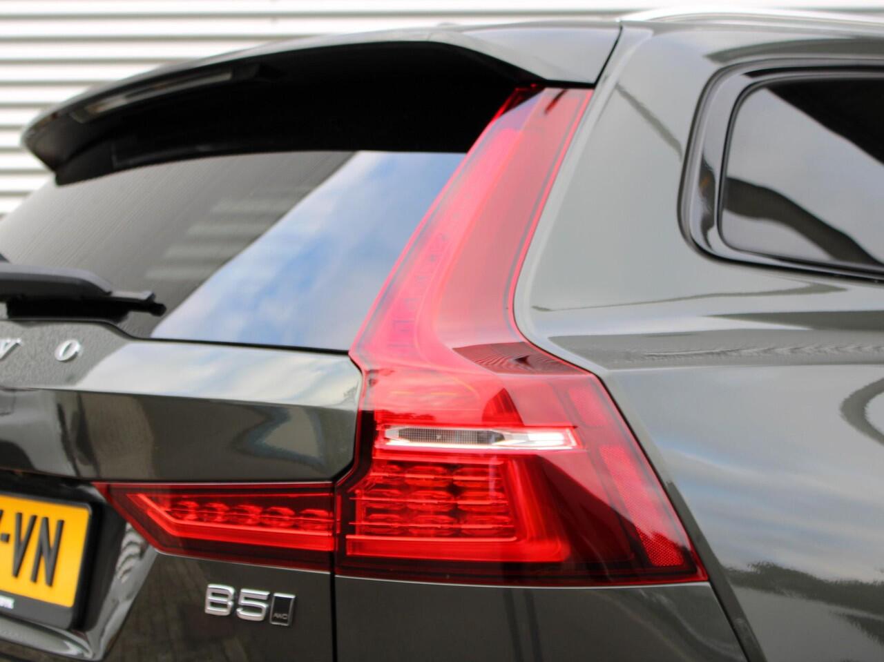 Volvo V60 CROSS COUNTRY 2.0 B5 AWD Pro Automaat / Trekhaak / Leder interieur / Privacy Glass / DAB