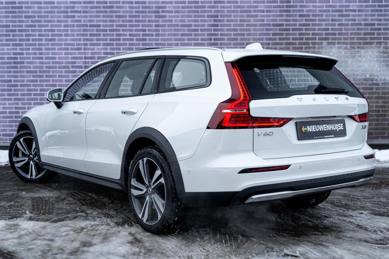 Volvo V60 CROSS COUNTRY B5 AWD Ultimate | Bowers & Wilkins audio | Voorstoelen met massagefunctie | 20" | Stoel-/Stuurverwarming | Trekhaak | Gelamineerd glas | 360 Camera | Standkachel | Keyless Entry | Dodehoekdetectie | Google | Volvo On Call | Carplay |
