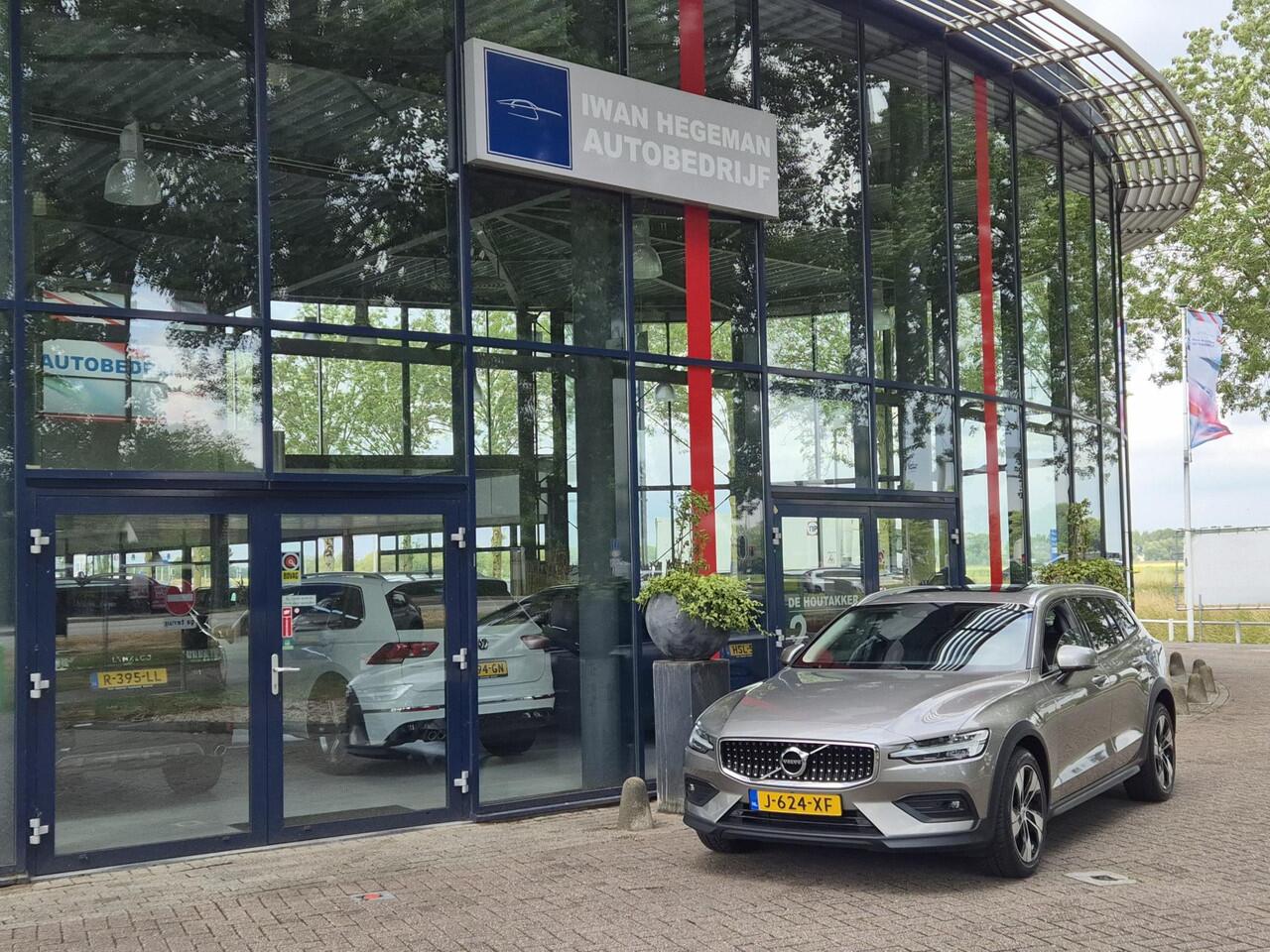 Volvo V60 CROSS COUNTRY 2.0 B5 AWD Pro AUTOMAAT | Afn. Trekhaak | Panodak | Adapt. Cruise Control | LM Velgen | Climate Control