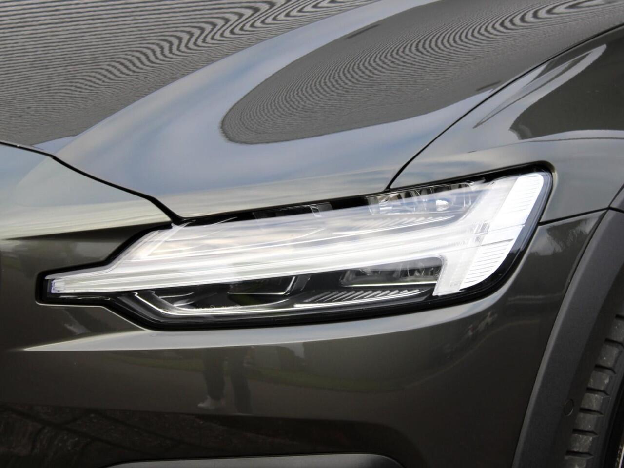 Volvo V60 CROSS COUNTRY 2.0 B5 AWD Pro Automaat / Trekhaak / Leder interieur / Privacy Glass / DAB