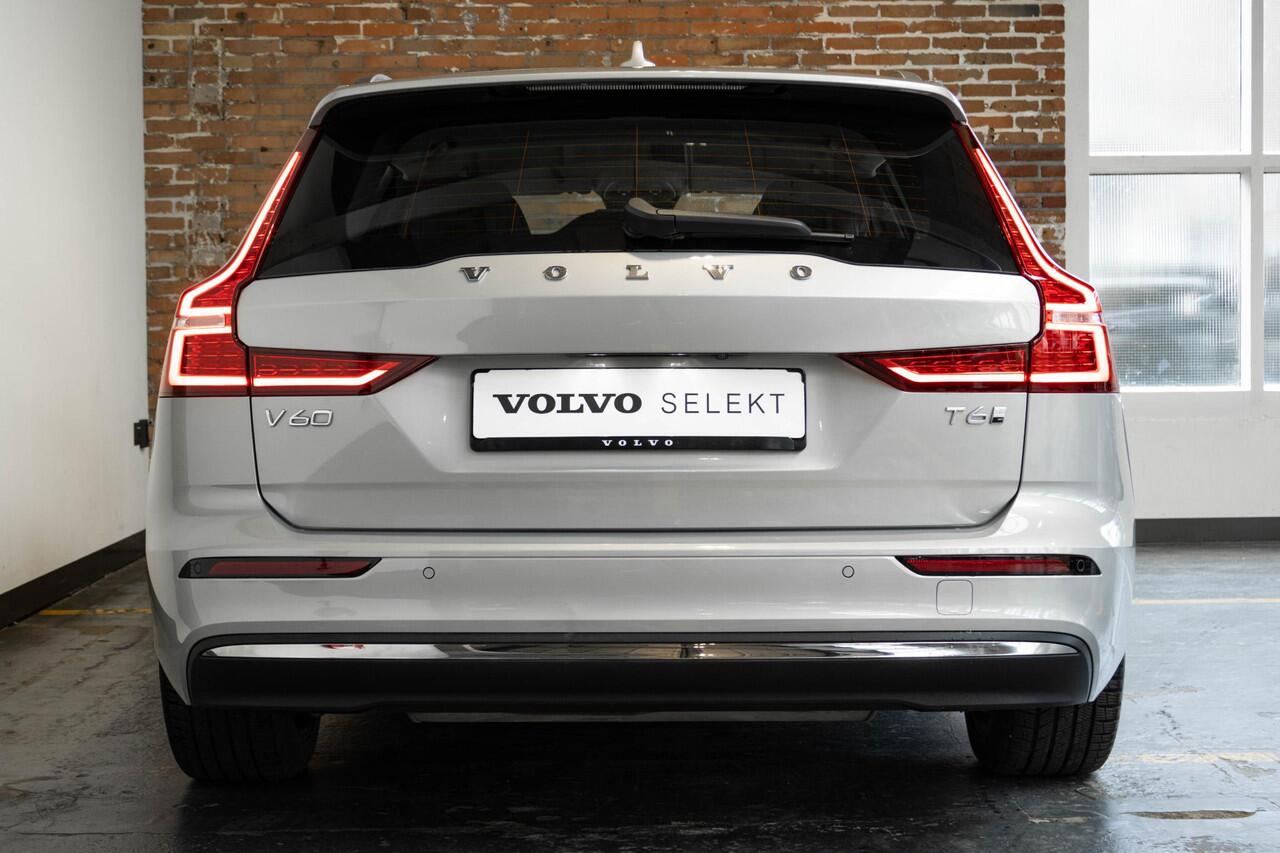 Volvo V60 T6 Plug-in hybrid AWD Essential Bright | Stoelverwarming | Adaptive Cruise Control | BLIS | Parkeersensoren voor + achter | Stoelverwarming | Stuurwielverwarming | Parkeercamera | Google Infotainment | Electrische wegklapbare Trekhaak