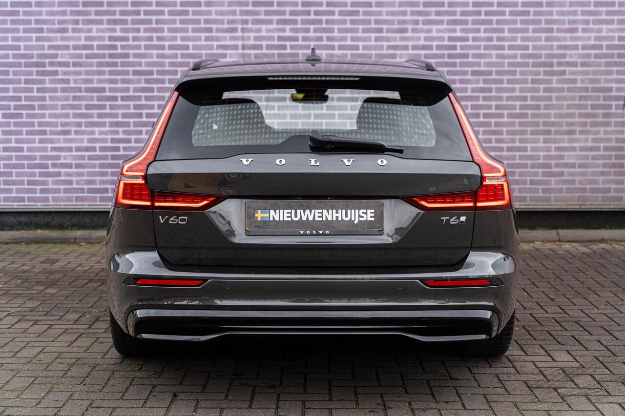 Volvo V60 2.0 T6 Plug-in hybrid AWD Plus Dark | Harman Kardon Audio | Trekhaak | Stoel- / Stuurverwarming Voor + Achter | 360 Camera | Adaptive Cruise | Long Range | Google | Carplay | Dodehoekdetectie