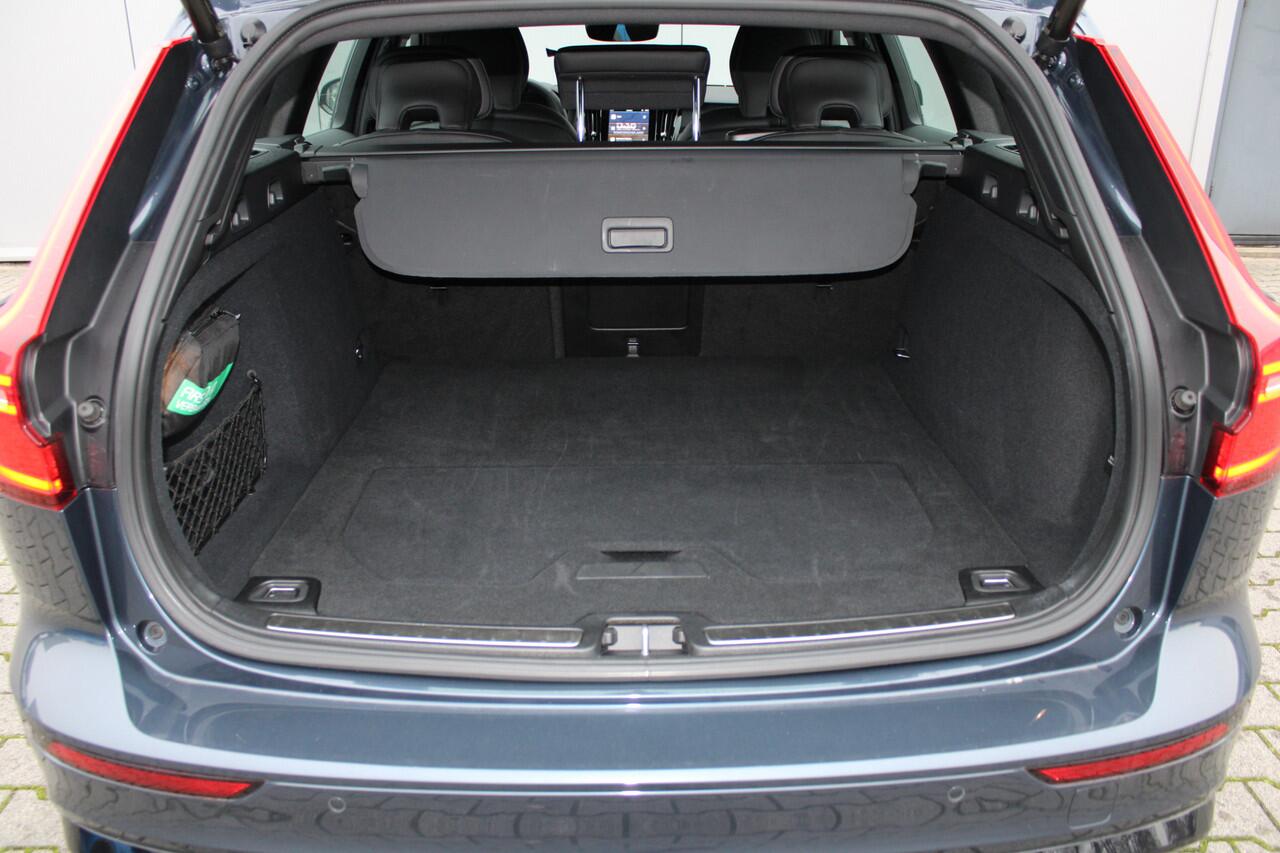 Volvo V60 T6 Plug-in hybrid AWD Plus Dark | Sport stoelen | Trekhaak | Verwarmbaar voorruit