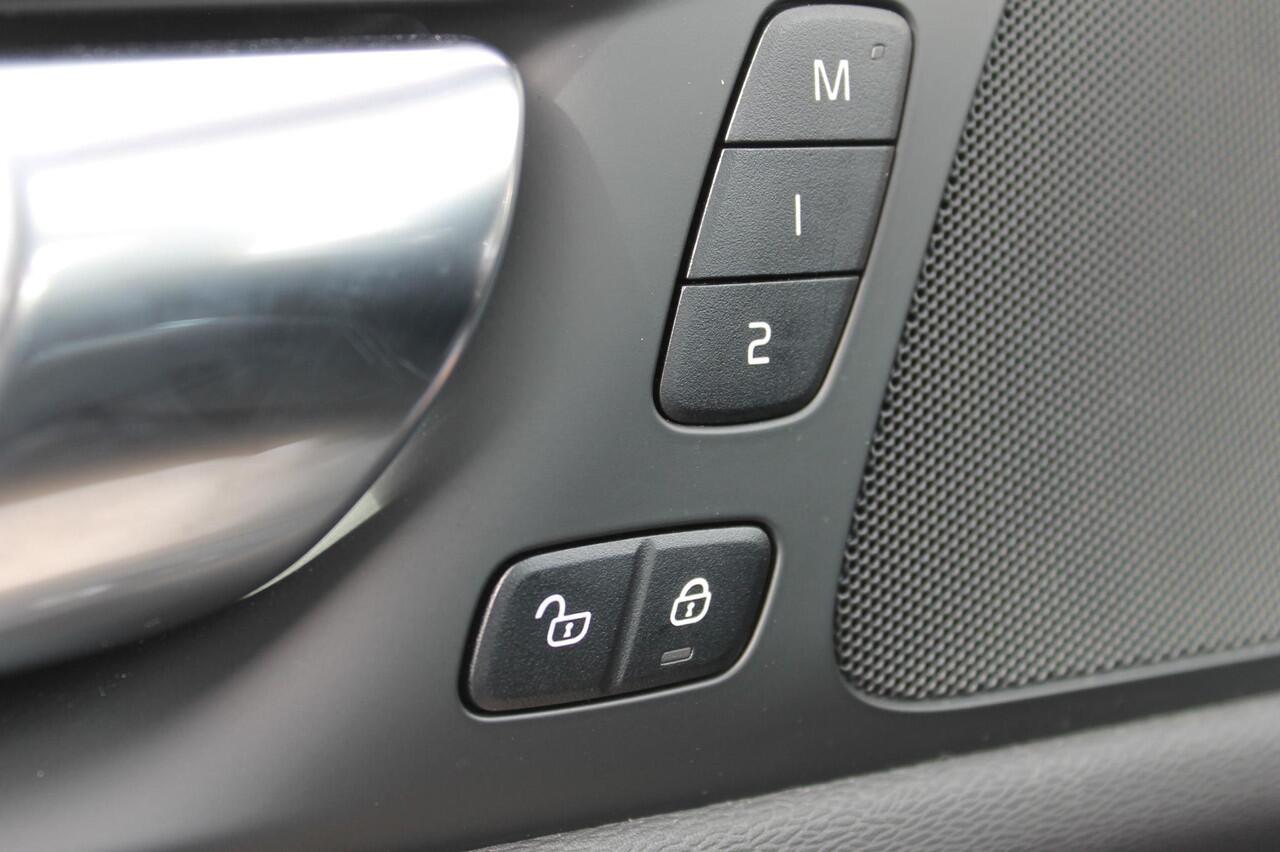 Volvo V60 T6 350PK Automaat Plug-in hybrid AWD Plus Dark Long Range / Google infotainment / Cruise Control / Lederen bekleding / Keyless entry / Elektrisch bedienbare voorstoelen met geheugen / Verwarmbare voorstoelen