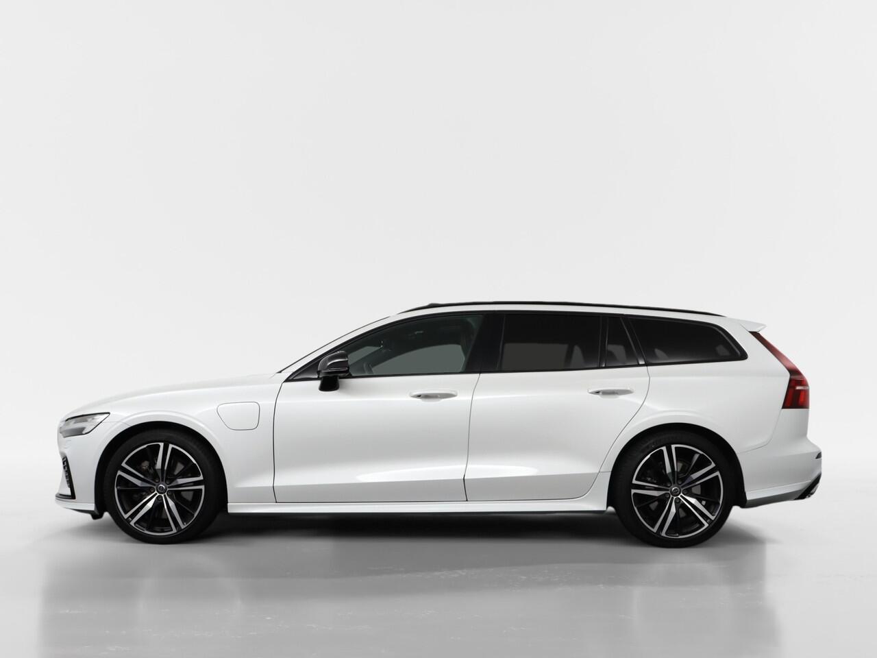 Volvo V60 2.0 T6 Recharge AWD R-Design 340 PK | 3D Camera | Trekhaak | Apple Car Play | Harman/Kardon | Panorama | Crystal White Pearl - RIJKLAAR