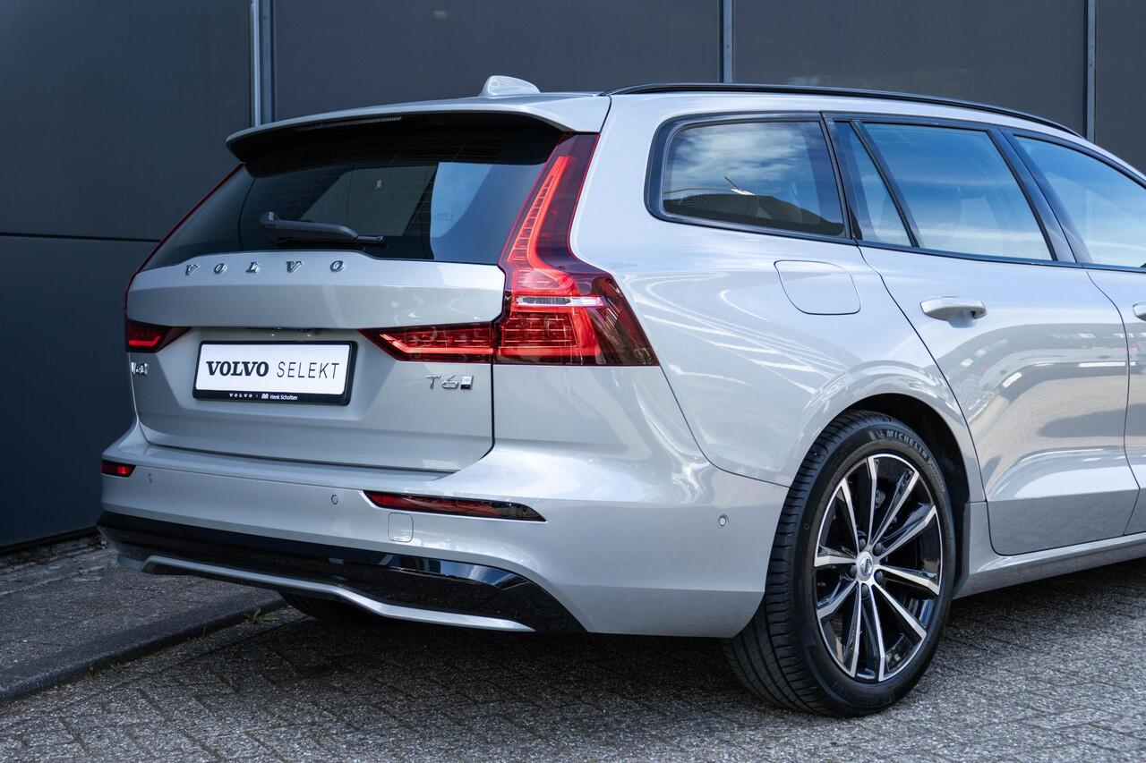 Volvo V60 T6 Plug-in hybrid AWD Plus Dark | Trekhaak | Rondom zichtcamera | Verwarmbare voorruit | Verwarmbare voorstoelen, achterbank en stuurwiel | Premium audio by Harman Kardon | Keyless |