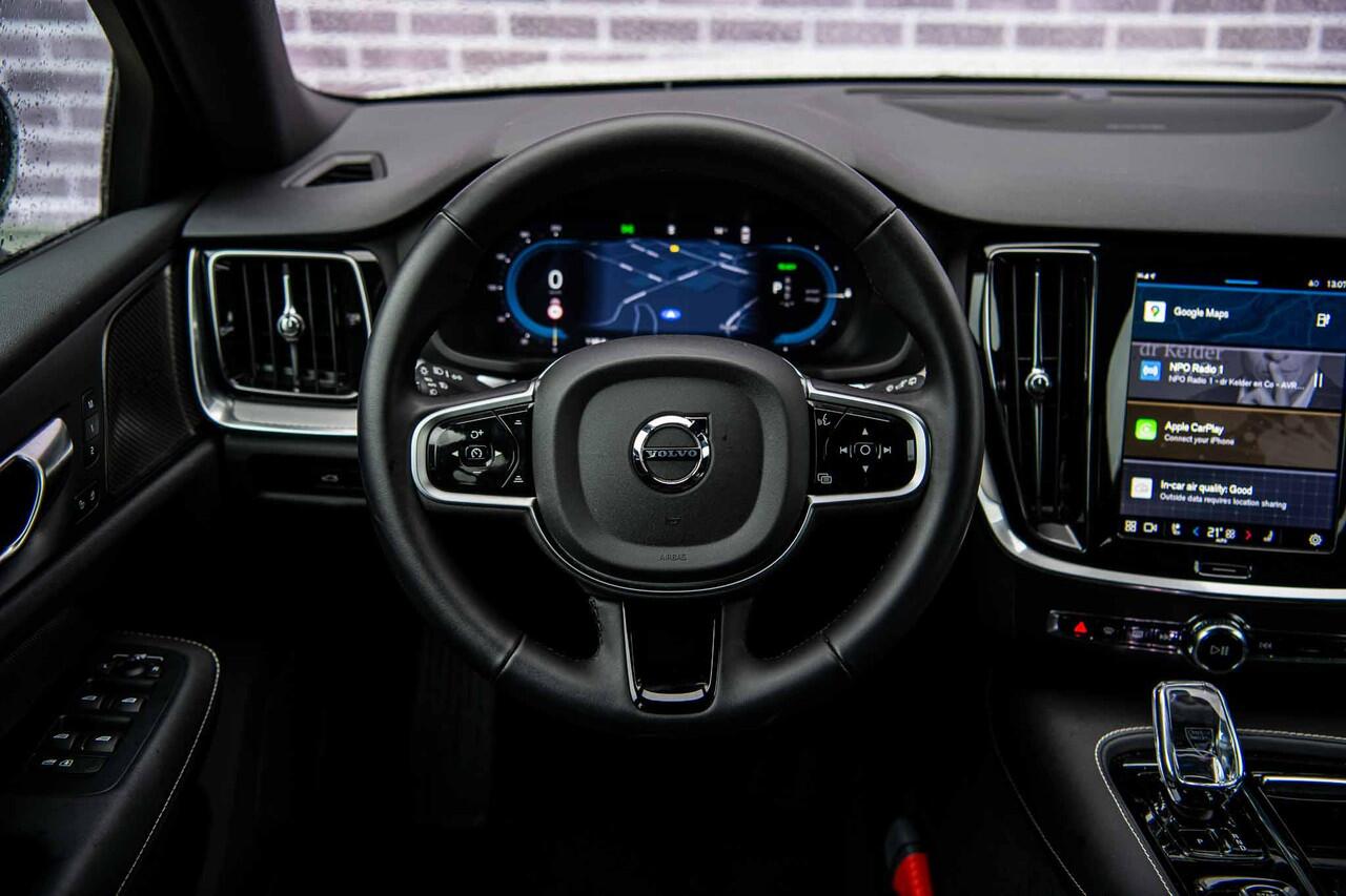 Volvo V60 2.0 T6 Plug-in hybrid AWD Plus Dark | Trekhaak | 360 camera | Harman Kardon audio | Stoel- en stuurwielverwarming | Adaptive cruise control | Dode hoek detectie BLIS |