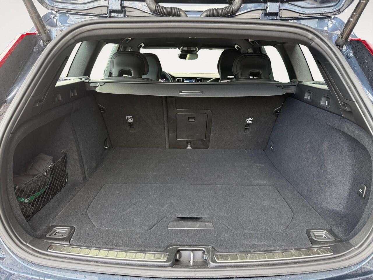 Volvo V60 2.0 T6 Plug-in hybrid AWD Plus Dark | Stoelverwarming | Sportstoelen | Trekhaak | Verwarmbare voorruit |