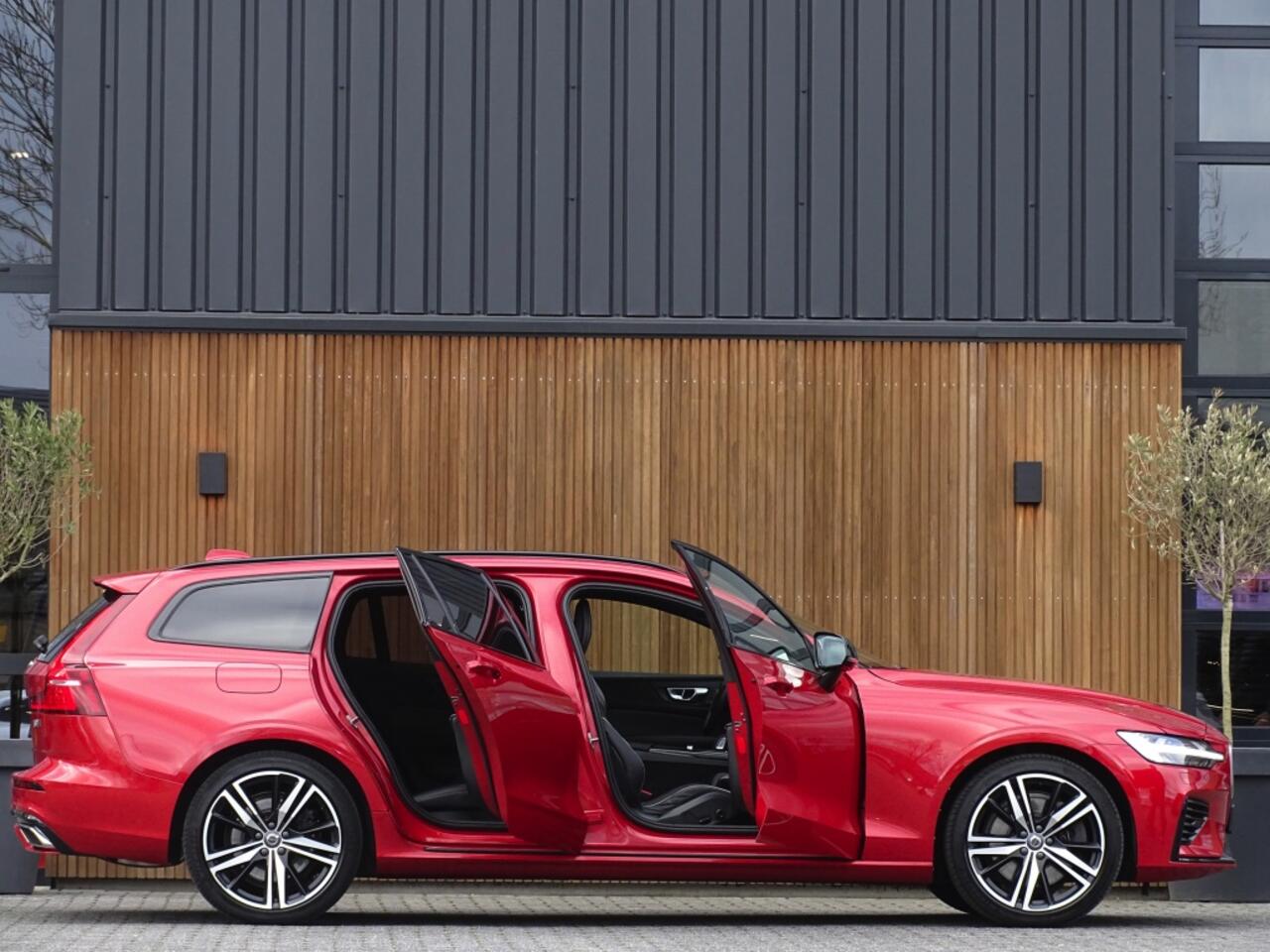 Volvo V60 T8 390PK Twin Engine / AWD / R Design / LED