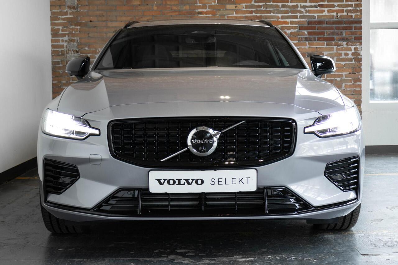 Volvo V60 T6 Plug-in hybrid AWD Plus Dark | Panorama Schuif/Kanteldak | 360° Parkeercamera | Head-Up Display | Stoelverwarming | Google Infotainment | Parkeersensoren voor + achter | 19 inch 5-Spaaks Black / Diamond Cut velgen | Longe Range |