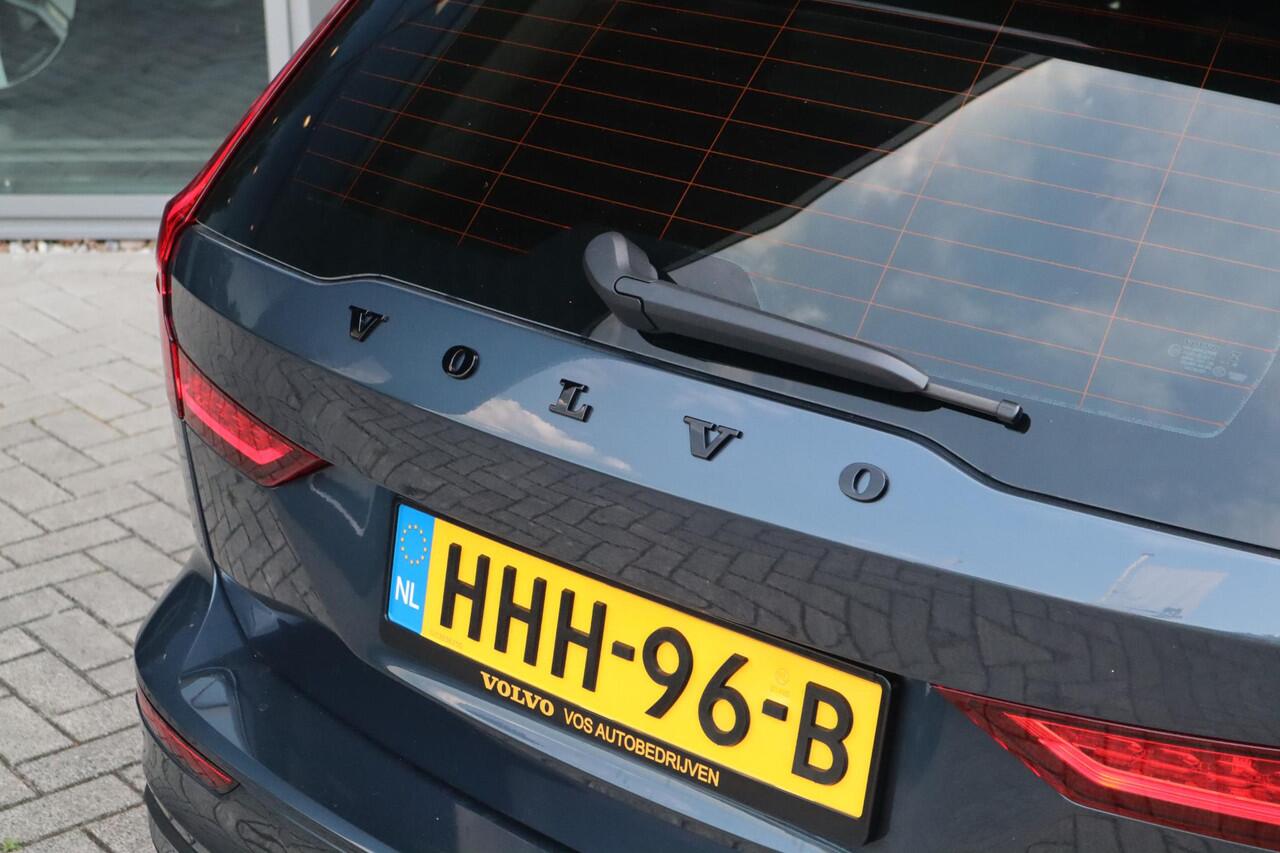 Volvo V60 2.0 T6 Plug-in hybrid AWD Essential Edition | 19'' Glossy Black Wielen| Adaptieve Cruise Control met Pilot Assist| Stoelverwarming voor + achter| Stuurwielverwarming| Dodehoekdetectie|