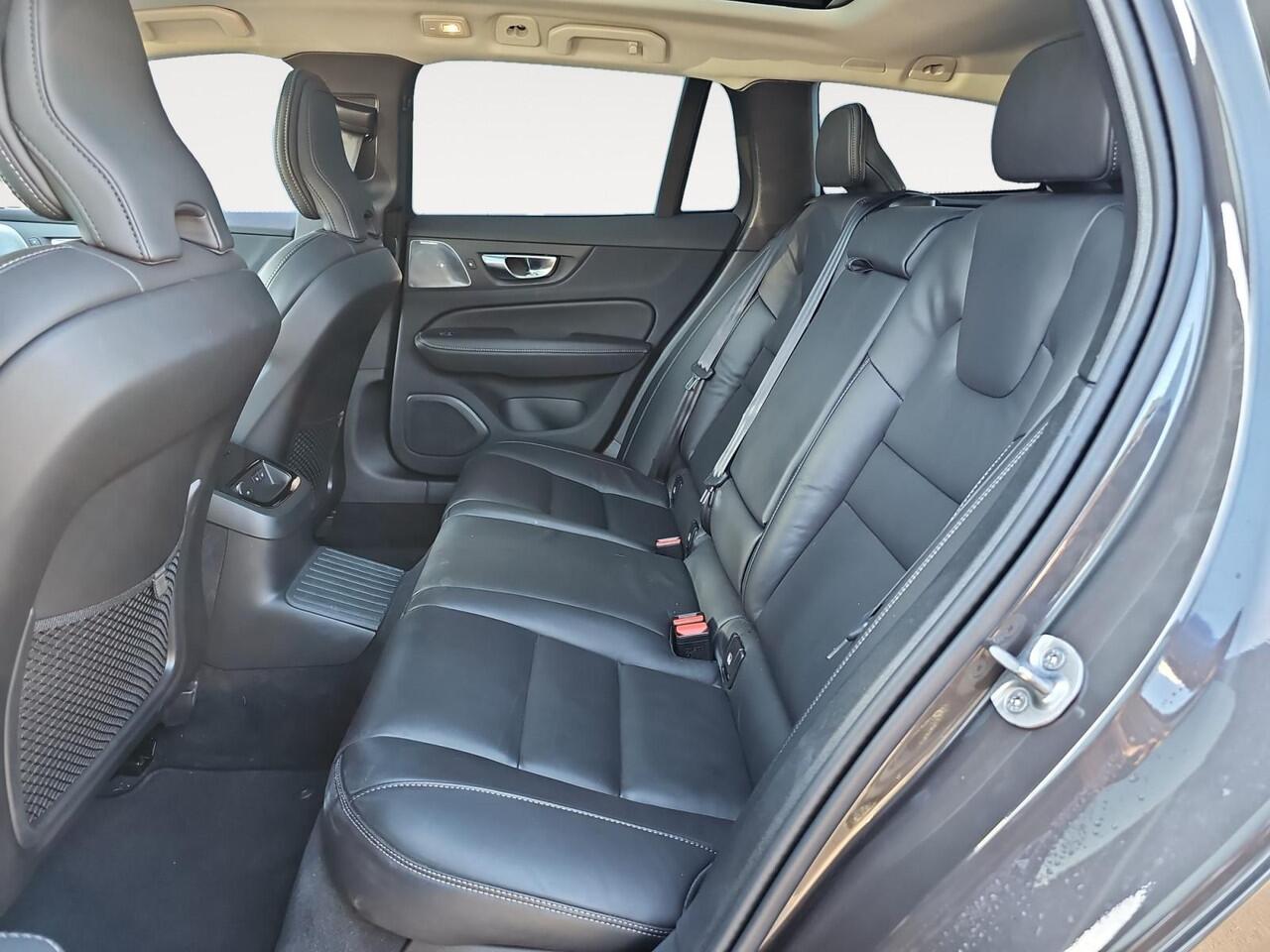 Volvo V60 2.0 T8 Plug-in hybrid AWD Ultra Dark | Bowers & Wilkins Audio | Extra getint glas | Head-up display | Nappa lederen bekleding |