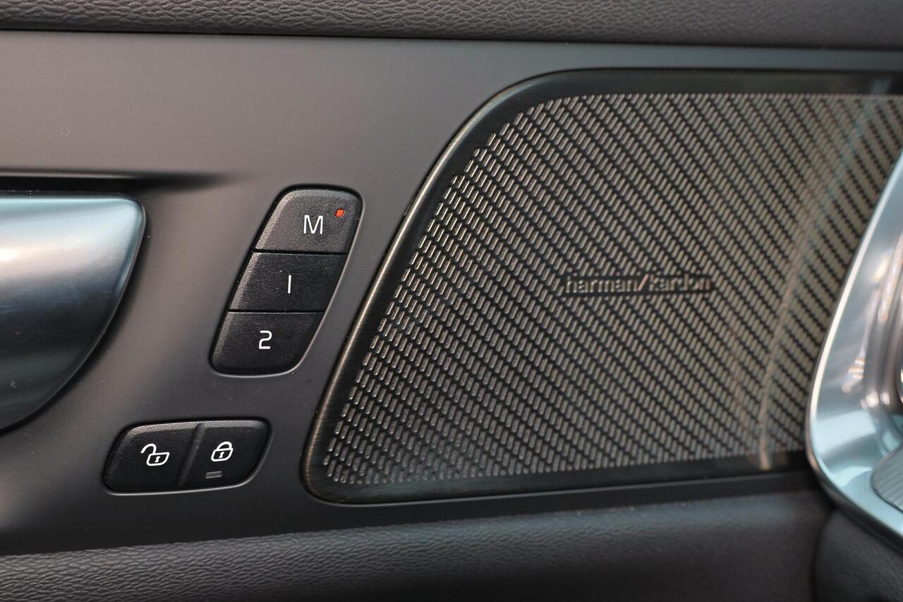 Volvo V60 T6 Recharge AWD Plus Dark Black Edition - Panorama/schuifdak - IntelliSafe Assist & Surround - Parkeercamera achter - Verwarmde voorstoelen, stuur & achterbank - Parkeersensoren voor & achter - Elektr. bedienb. voorstoelen met geheugen - Elektr. inklapbar