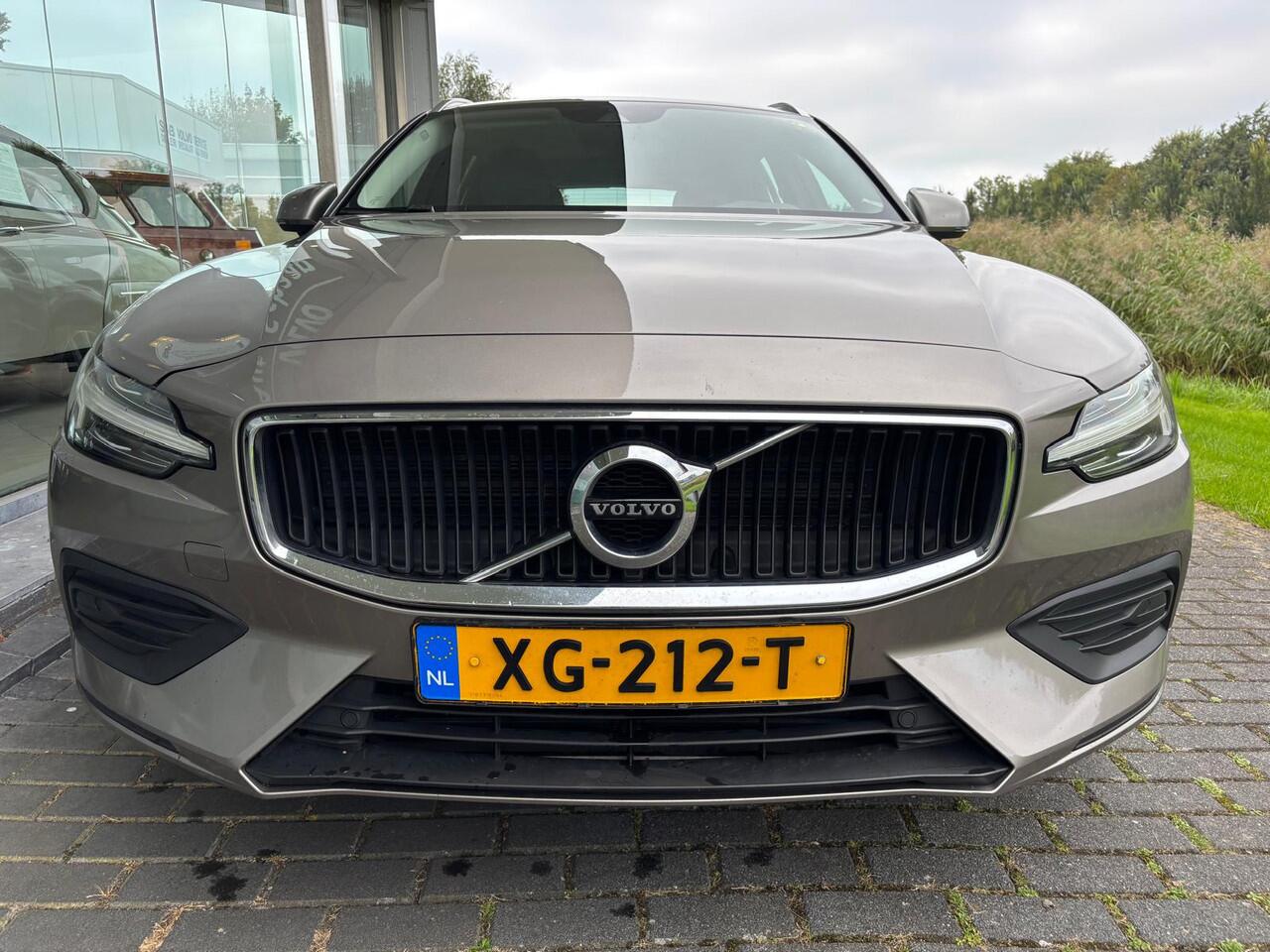 Volvo V60 2.0 T5 Momentum Automaat | Rijklaar incl 12 mnd Bovag | Trekhaak Carplay On Call Stoelverwarming