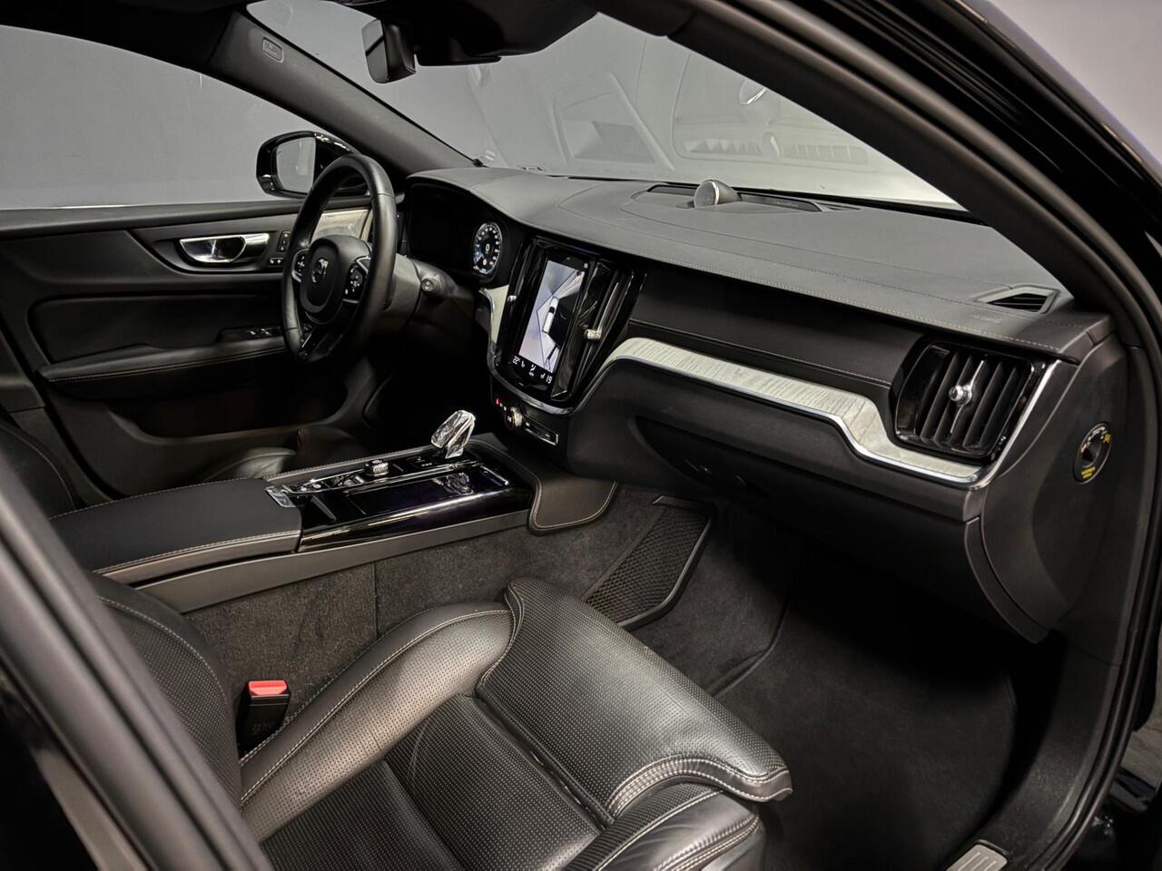 Volvo V60 2.0 T8 Twin Engine AWD R-Design 360°|HUD|B&W|Trekhaak|Pano