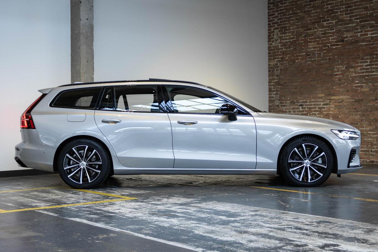 Volvo V60 T6 Plug-in hybrid AWD Plus Dark | Elek. glazen Panorama dak |Verwarmbare Voorstoelen (met geheugen), Stuurwiel en Achterbank | Semi-Elektrische Trekhaak | Verwarmbare Voorruit | Premium Audio by Harman Kardon | 360-Camera