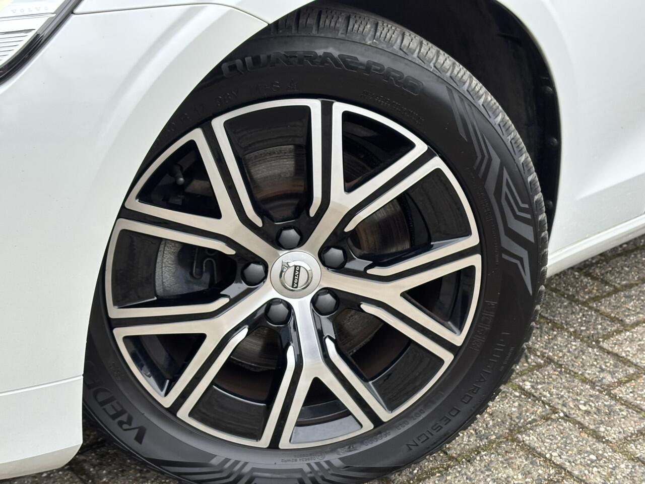 Volvo V60 2.0 B3 Core / NL Auto / Stoel & Stuurverwarming / Achterruitrijcamera / Googlemaps Navi /