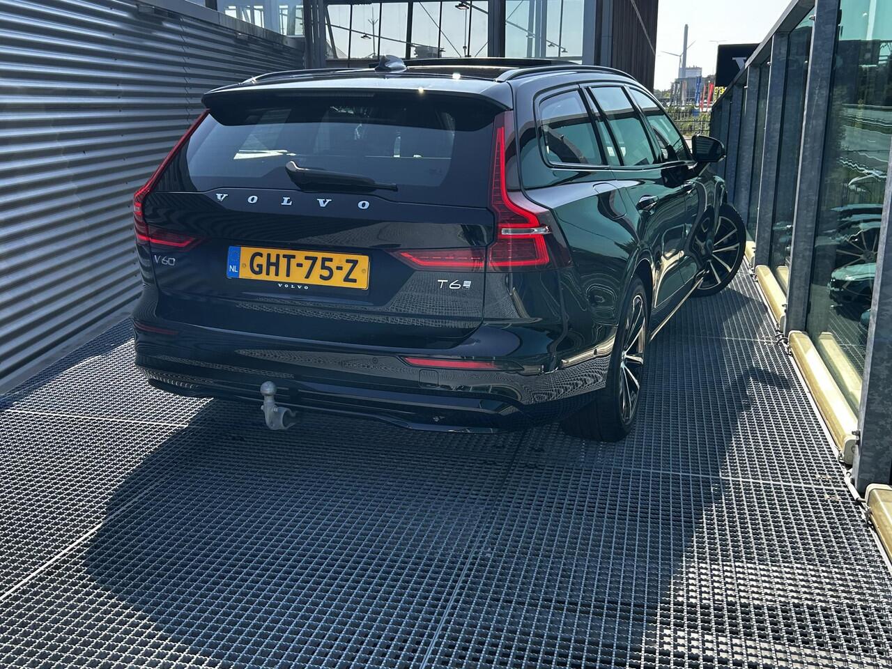Volvo V60 2.0 T6 Plug-in hybrid AWD Plus Dark Automaat, Panorama dak, Harman-Kardon premium audio, Elektr.. verstelbare voorstoelen, Stoelverwarming V+A, Parkeer verwarming