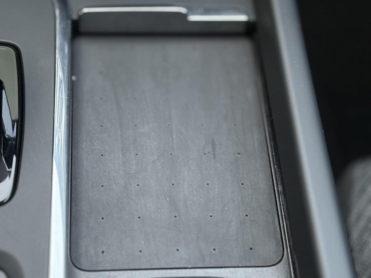 Volvo V60 2.0 B3 Essential Edition | Trekhaak | Adaptieve cruise control | Stoel-stuurwiel-achterbankverwarming | Parkassist voor en achter | Parkeercamera | BLIS |