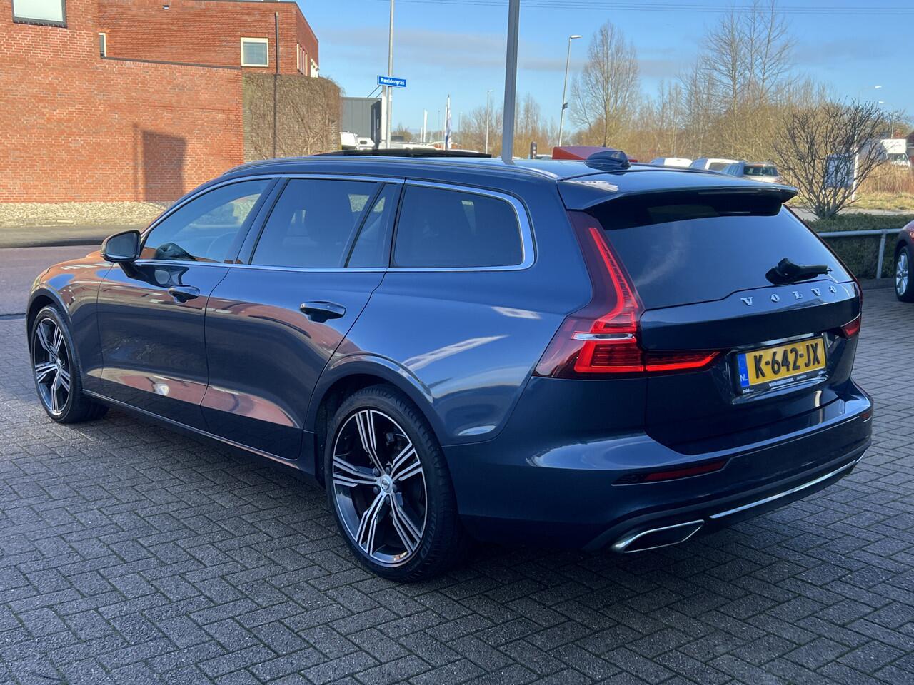Volvo V60 2.0 B3 INSCRIPTION Trekhaak Panoramadak Harman Kardon Audio Navi Pilot Assist ACC Blis Leder Elek Stoel Carplay Getint Glas Automaat MHEV NL Auto 1e Eigenaar "Orrefors" Kristal Pook