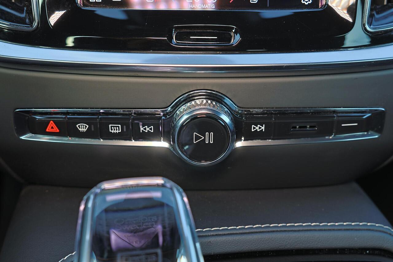 Volvo V60 T6 Recharge AWD Plus Dark - IntelliSafe Assist & Surround - 360º Camera - Harman/Kardon audio - Verwarmde voorstoelen, stuur & achterbank - Parkeersensoren voor & achter - Elektr. bedienb. voorstoelen met geheugen - Elektr. inklapbare trekhaak - 18' LMV