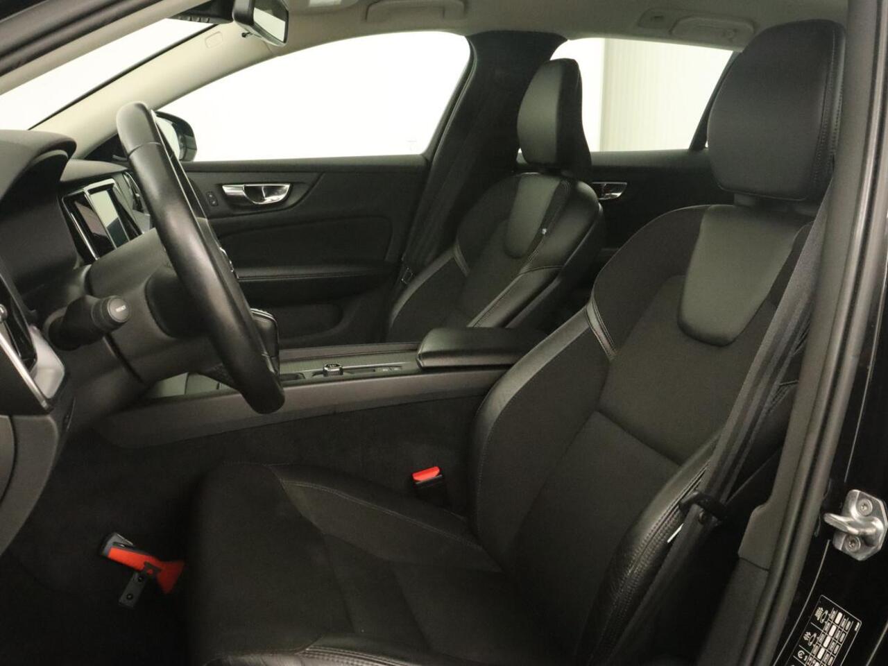 Volvo V60 2.0 D4 Momentum | Carplay | Half leder | Navigatie | Full LED | Digital Cockpit | Parkeerverwarming | Climate control | Parkeerhulp | Cruise control