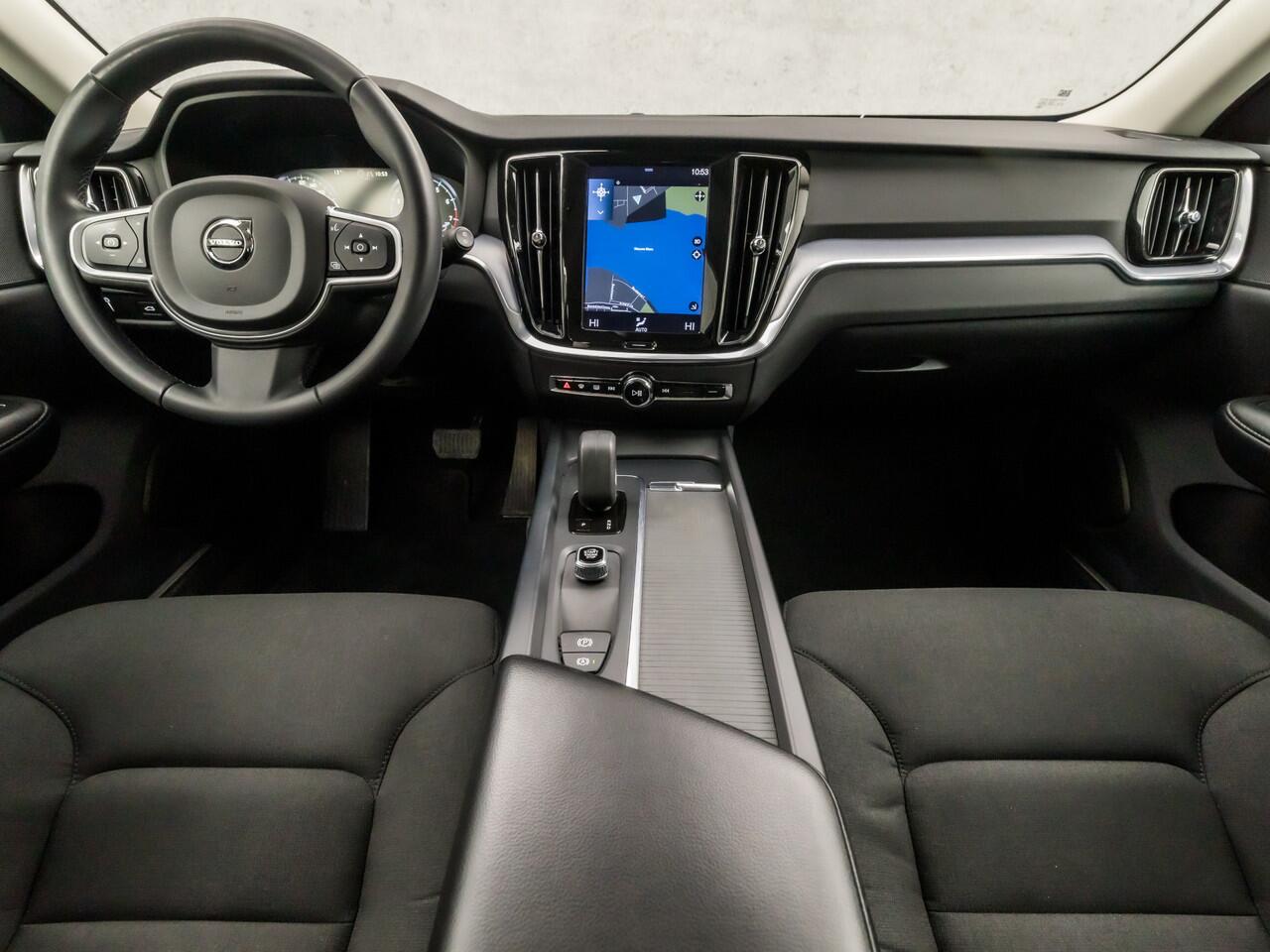 Volvo V60 2.0 B3 Sport 177Pk Automaat (APPLE CARPLAY, GROOT NAVI, GETINT GLAS, TREKHAAK, ADAPTIVE CRUISE, SPORTSTOELEN, KEYLESS, PARKEERSENSOREN, NIEUWSTAAT)