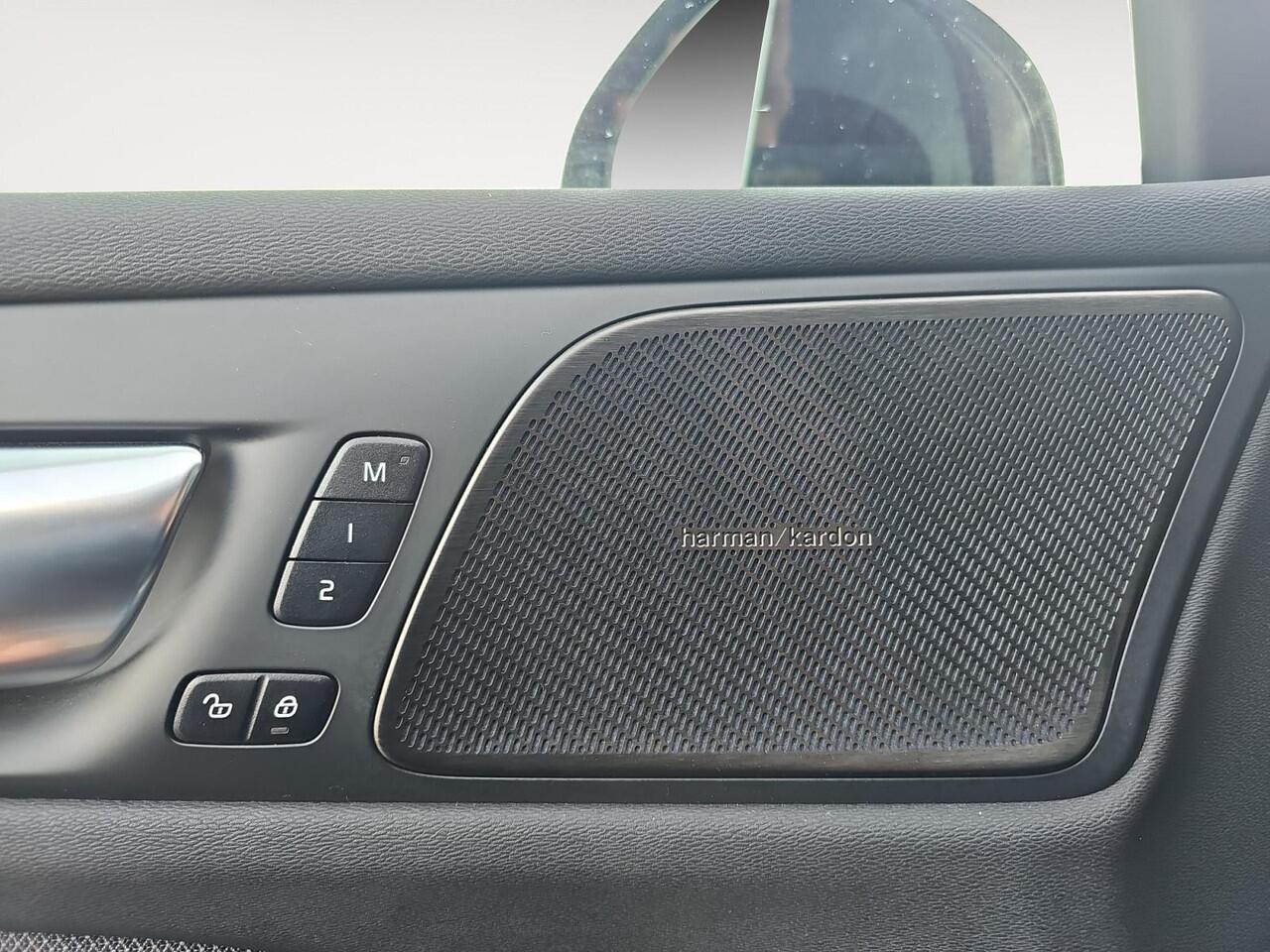 Volvo V60 2.0 T6 Plug-in hybrid AWD Plus Dark | Harman/Kardon audio | Trekhaak | Sportstoelen | 360 graden camera |