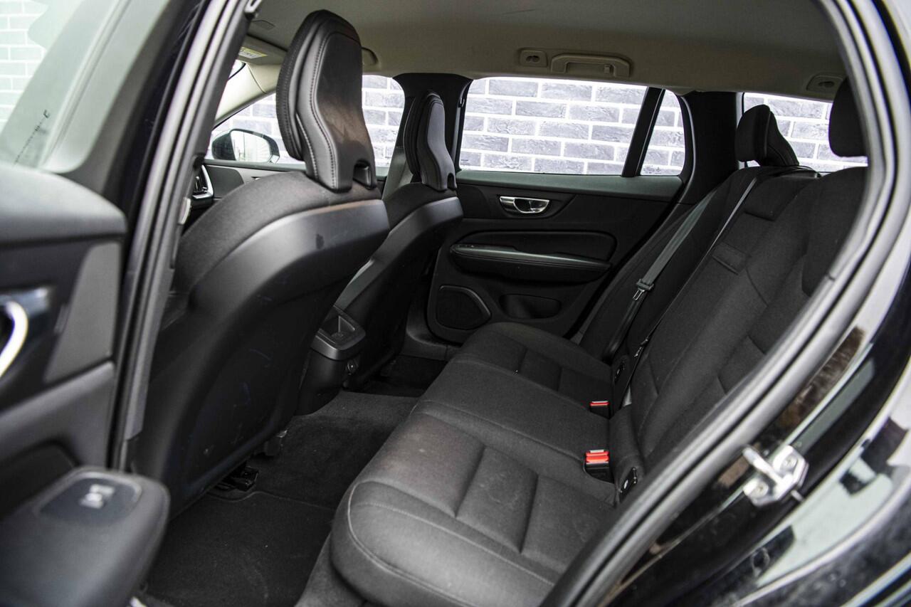 Volvo V60 2.0 B3 Momentum Advantage | Parkeer Camera | 17" Lichtmetalen Velgen | Stoel en Stuurverwarming | Parkeersensoren Voor en Achter |