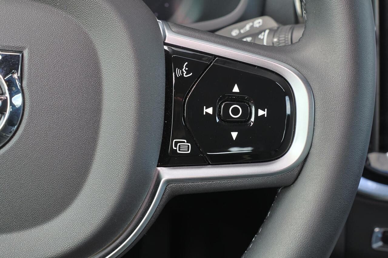 Volvo V60 T6 Plug-in hybrid AWD Plus Dark - IntelliSafe Assist & Surround - Parkeercamera achter - Verwarmde voorstoelen, stuur & achterbank - Parkeersensoren voor & achter - Elektr. bedienb. voorstoelen met geheugen - 19' LMV