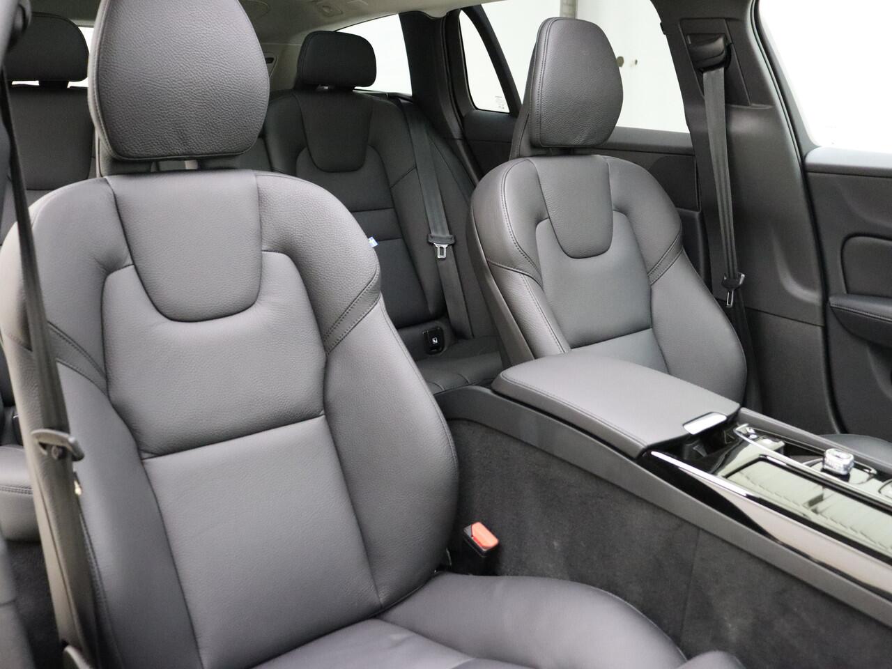 Volvo V60 T6 350pk AWD Ultra Dark / Panorama dak / Harman en Kardon Audio / Elektr. stoelen met geheugen / HUD / 19'' velgen / Lederen dashboard /