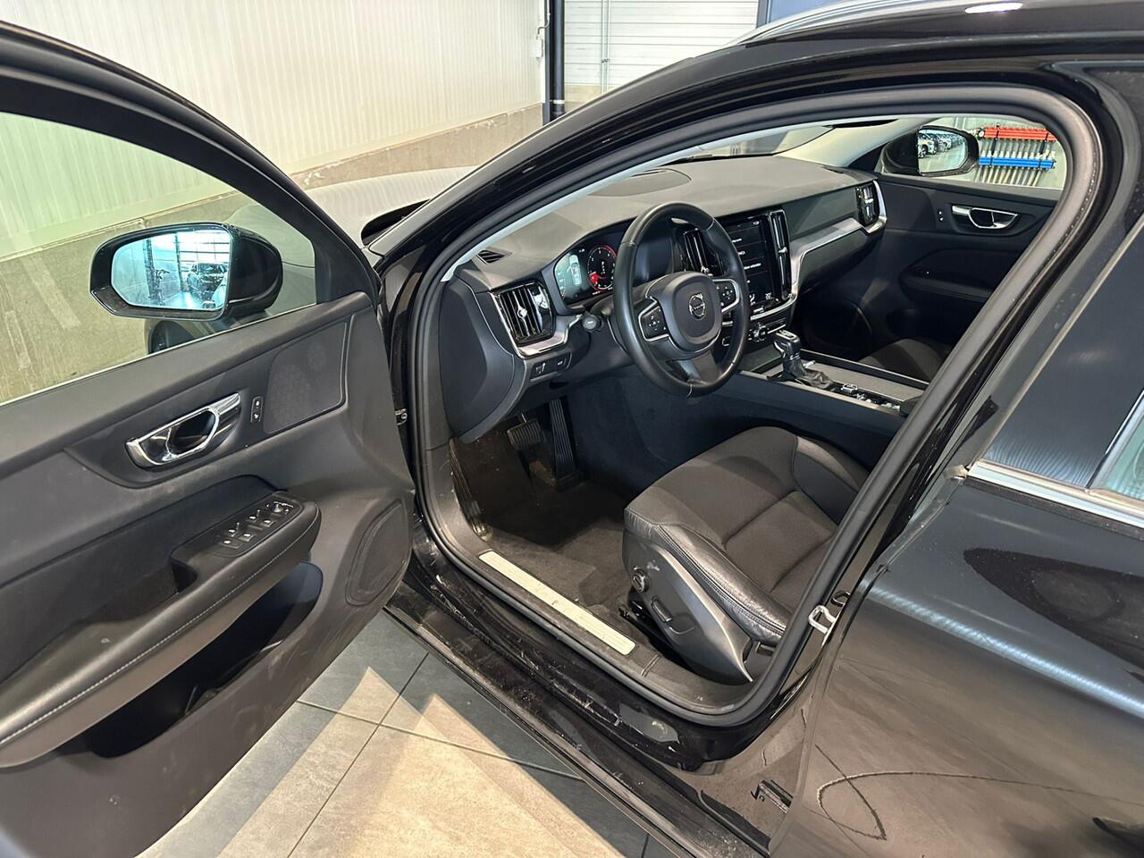 Volvo V60 D3 Aut. Momentum Parkeercamera Navigatie 150pk