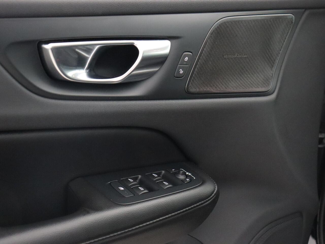 Volvo V60 2.0 B4 Momentum Business (NL-Auto / H&K / Stoel-Stuurverw. / ACC)