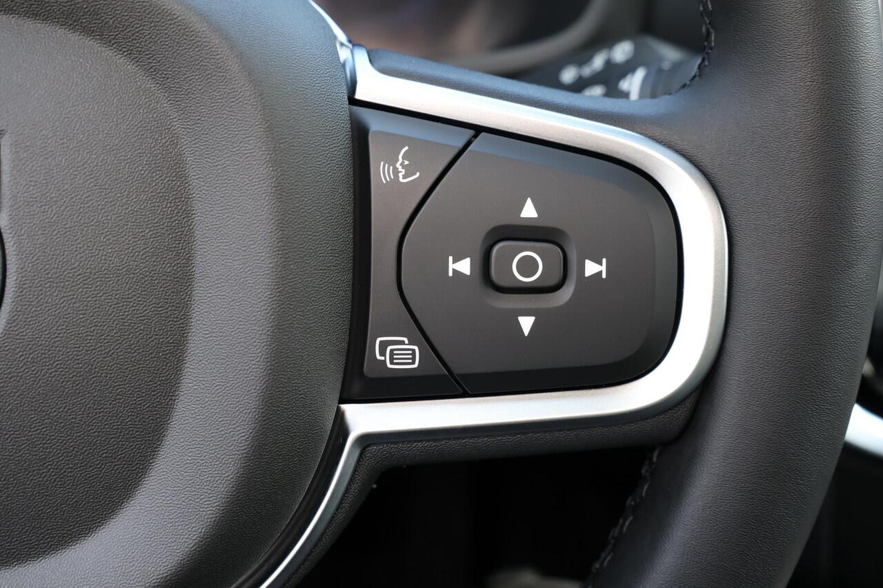 Volvo V60 T6 Recharge Essential - IntelliSafe Assist & Surround - Parkeercamera achter - Lederen Bekleding - Verwarmde voorstoelen, stuur & achterbank - Parkeersensoren voor & achter - Elektr. verstelbare lendesteunen - 19' LMV