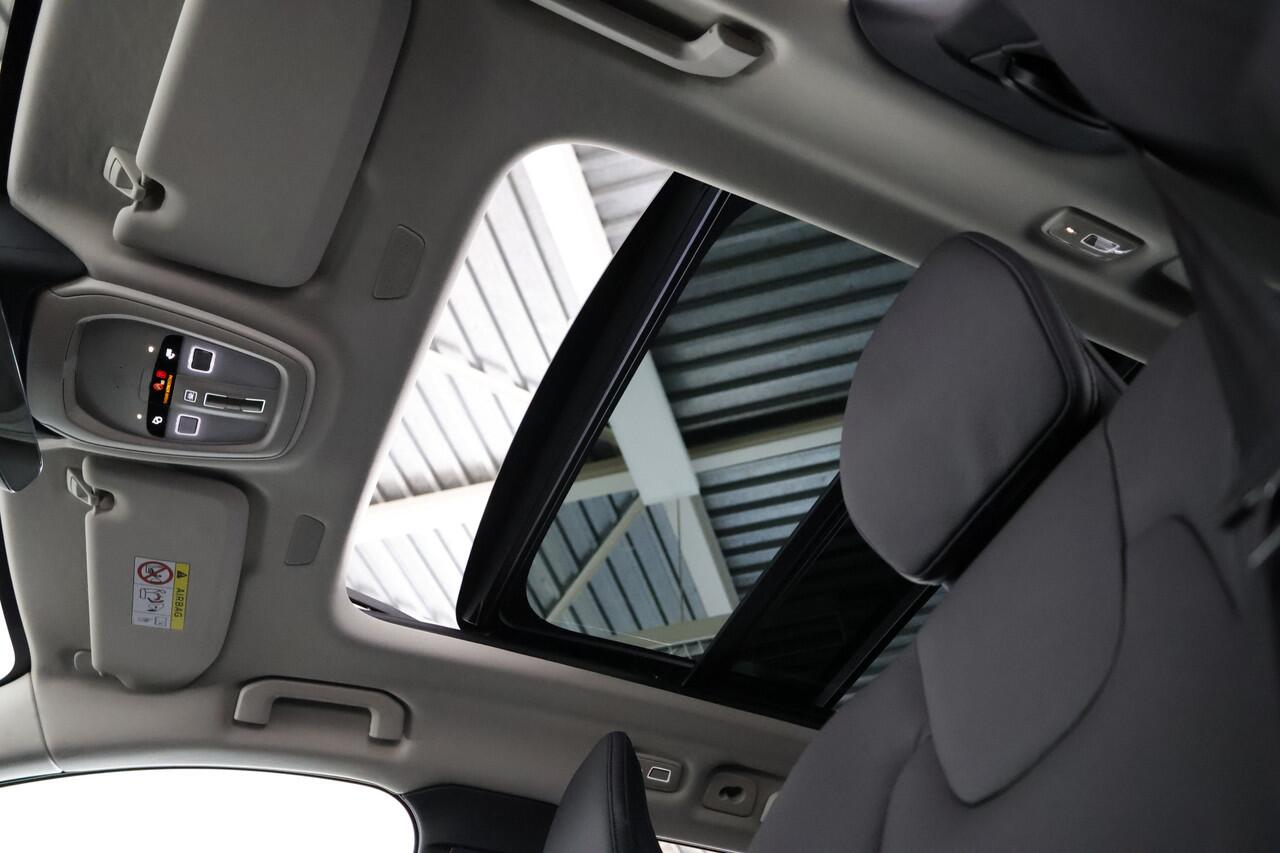 Volvo V60 2.0 B4 Ultimate Dark Panorama / Opendak /Leder / HUD / Pilot Assist / HarmanKardon / CarPlay