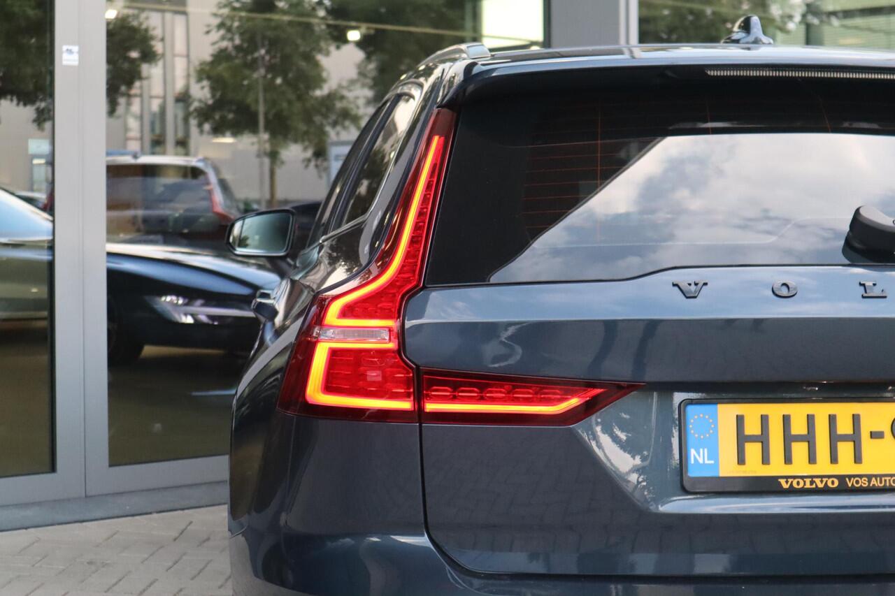 Volvo V60 2.0 T6 Plug-in hybrid AWD Essential Edition | Betreft Demo| Black Edition| 19'' Glossy Black Wielen| Adaptieve Cruise Control met Pilot Assist| Stoelverwarming voor + achter| Stuurwielverwarming| Dodehoekdetectie|