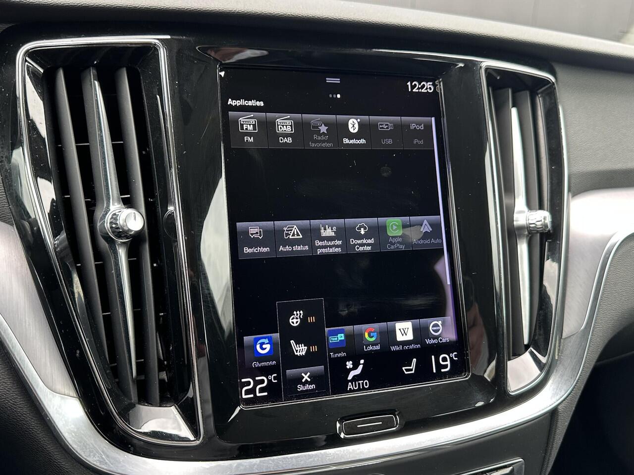 Volvo V60 2.0 B3 Momentum Advantage Adaptive Cruise / BLIS Dode hoek waarschuwing / Leer / verw. voorstoelen en stuurwiel / park assist V+A(-camera) / verw. voorruit / draadloos opladen telefoon