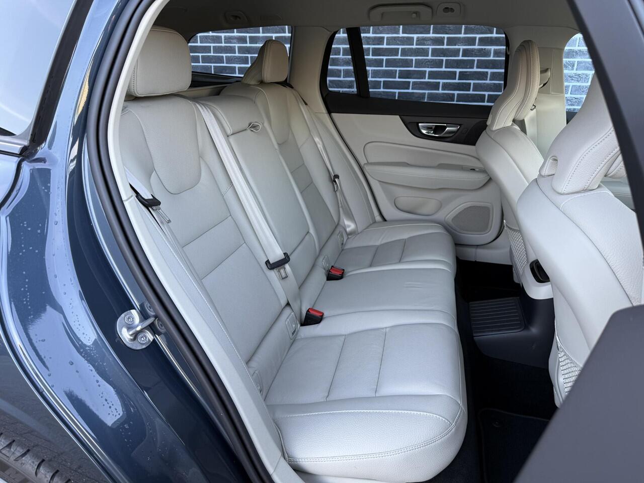 Volvo V60 2.0 T6 Plug-in hybrid AWD Plus Dark | Blond leder | Long range |19" Diamond cut velgen | Trekhaak | Harman/Kardon | Adaptieve Cruise Controle | Blis | Leder | Stoel+Stuur verwarming |