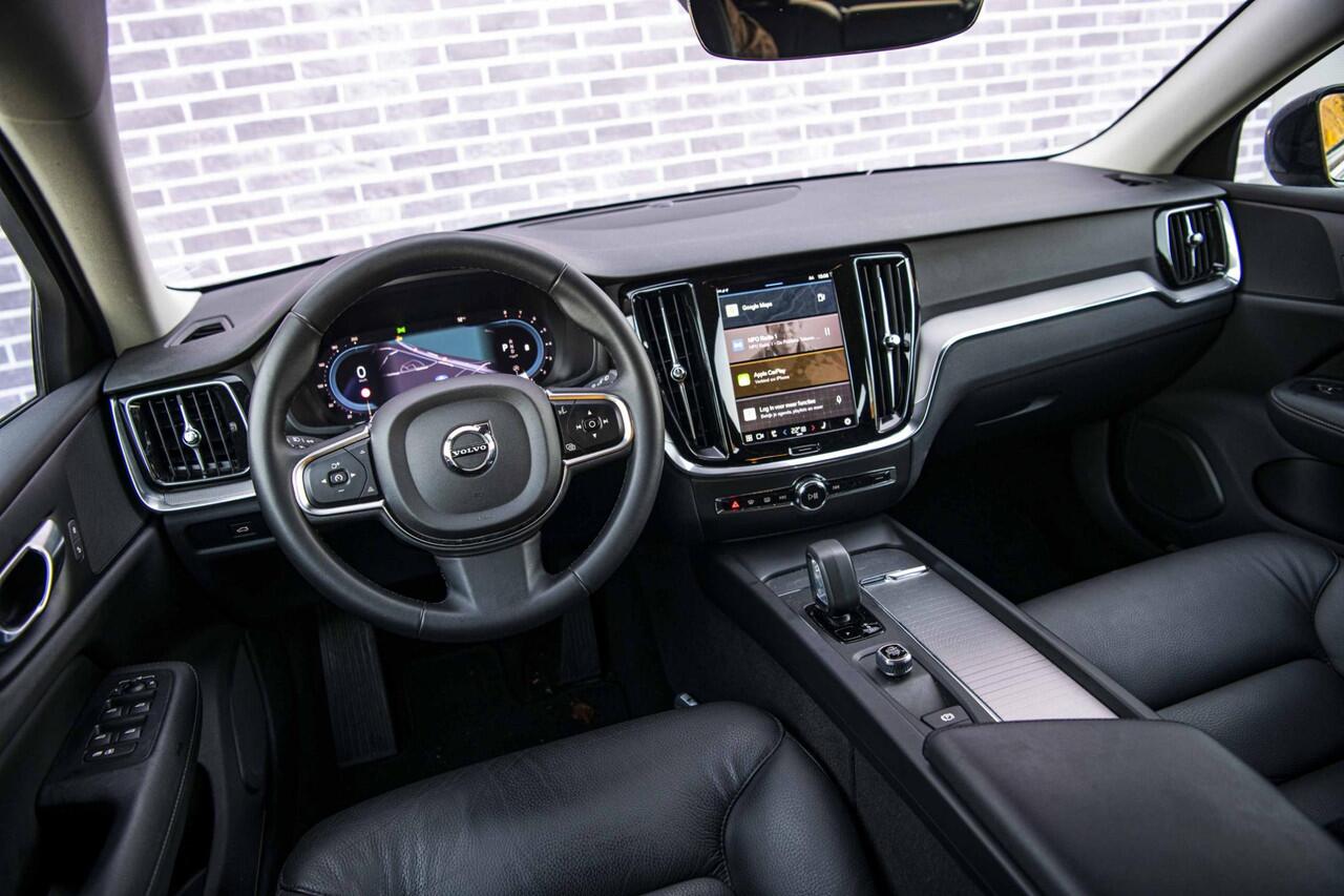 Volvo V60 2.0 B3 Essential Edition | Sport Pack | 19" Black Edition Velgen | Leder | Adaptieve Cruise Control | Stoelverwarming | Park Assist |