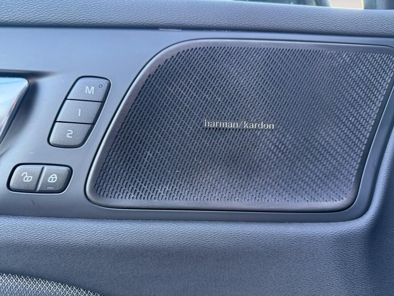 Volvo V60 2.0 T6 Plug-in hybrid AWD Plus Dark | Trekhaak | 360 graden camera | Verwarmde voorruit | Sportstoelen |