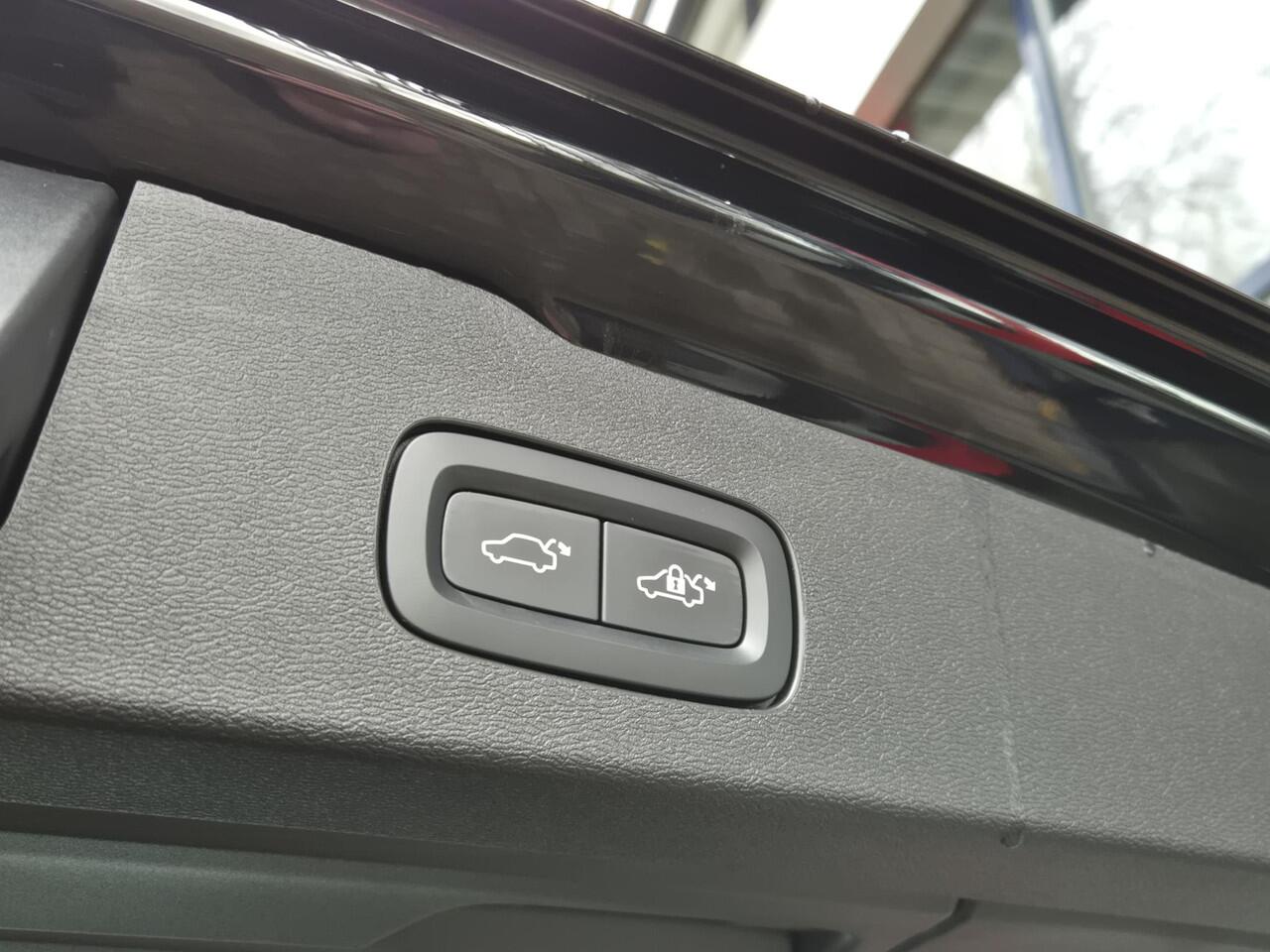 Volvo V60 2.0 B3 Momentum Business | Climate Control | LM velgen | PDC voor+achter+camera | Navigatie