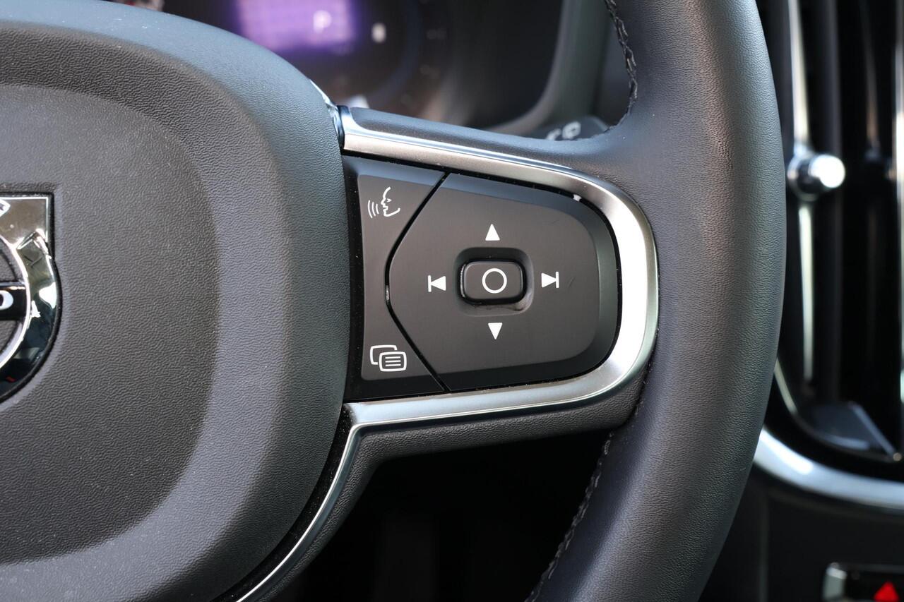 Volvo V60 B3 Essential Edition - IntelliSafe Assist & Surround - Parkeercamera achter - Verwarmde voorstoelen, stuur & achterbank - Parkeersensoren voor & achter - Draadloze tel. lader - High Performance audio - Elektr. inklapbare trekhaak - 18' LMV