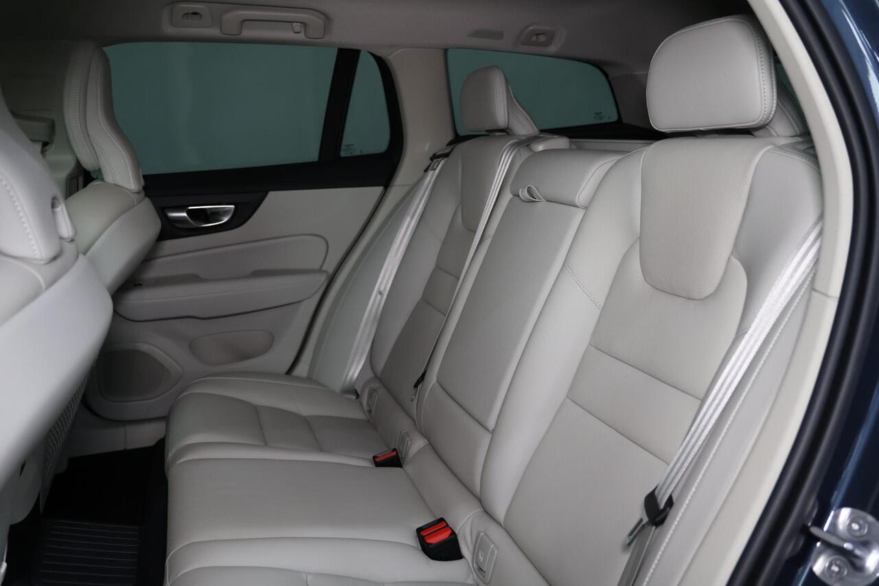 Volvo V60 T6 Recharge AWD Essential - Intellisafe Assist/Surround - Lederen bekleding - Verwarmbare voorstoelen - Verwarmbaar stuurwiel - Verwarmbare achterbank - Parkeercamera achter - Parkeersensoren v/a - Exterior Styling Kit - 19' LMV - Getint glas