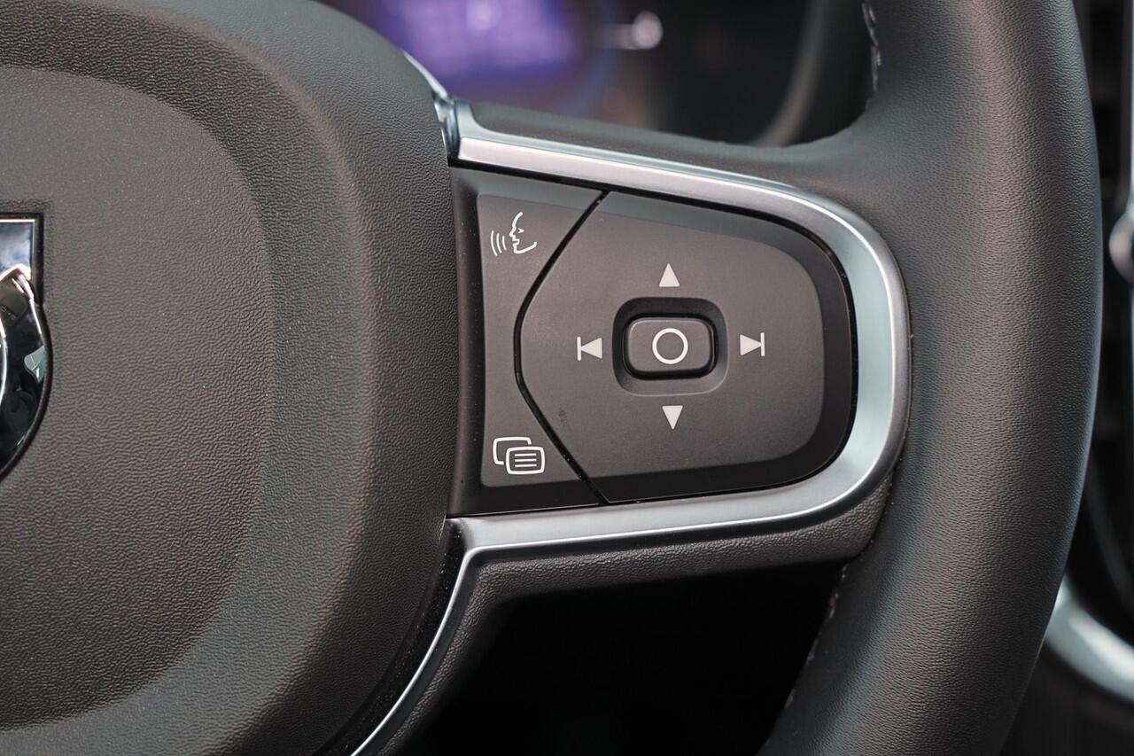 Volvo V60 T6 Recharge AWD Core - Parkeercamera achter - Verwarmde voorstoelen, stuur & achterbank - Parkeersensoren voor & achter - Cruise control - High Performance audio - Extra getint glas - 18' LMV