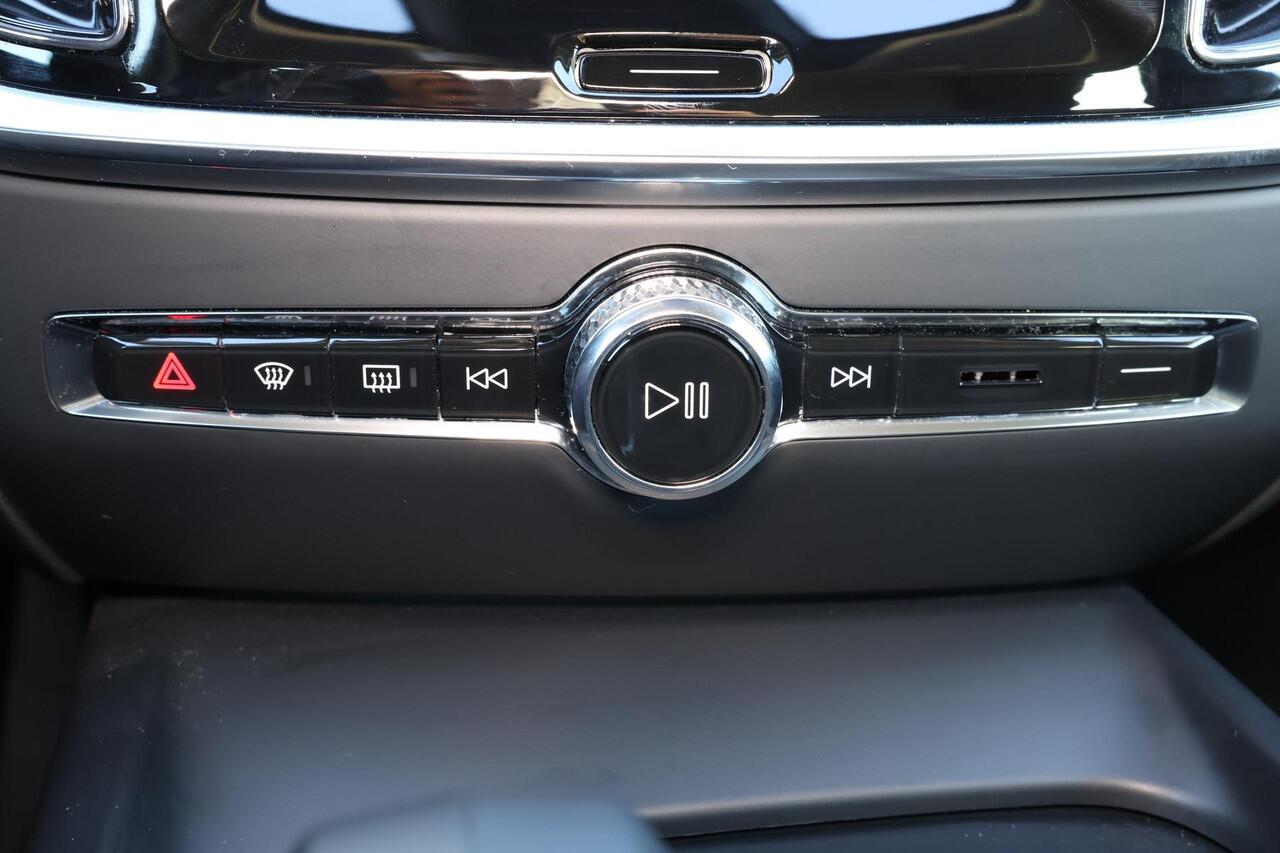 Volvo V60 B3 Essential Edition - IntelliSafe Assist & Surround - Parkeercamera achter - Verwarmde voorstoelen, stuur & achterbank - Parkeersensoren voor & achter - Draadloze tel. lader - High Performance audio - Elektr. inklapbare trekhaak - 18' LMV