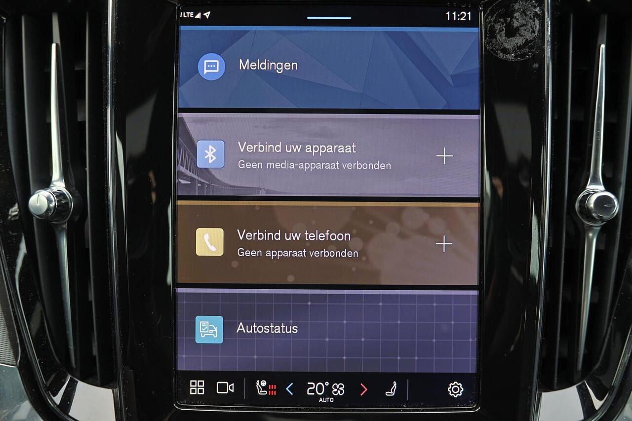 Volvo V60 T6 Recharge AWD Plus Dark - Intellisafe Assist & Suround - 360° Camera - Harman/Kardon Audio - Verwarmbare voorstoelen, stuur & achterbank - Parkeersensoren voor & achter - Elektrisch verstelbare voorstoelen - Trekhaak wegklapbaar - Verwarmbare voorruit