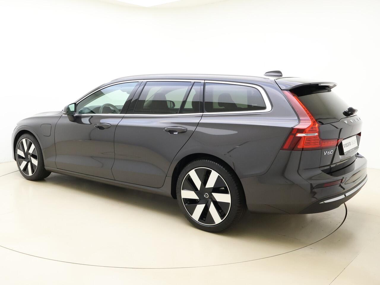 Volvo V60 T6 350pk AWD Essential Edition Bright / Voorraadkorting ¤8000,- / Blond leder / ACC / PDC V+A / Camera / Stoel/- en stuurverwarming / 19'' Velgen / Getint glas /